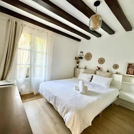 Апартаменты Center Near Notre Dame 2 Bedrooms With Balcony *