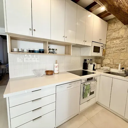 Center Near Notre Dame 2 Bedrooms With Balcony * Париж