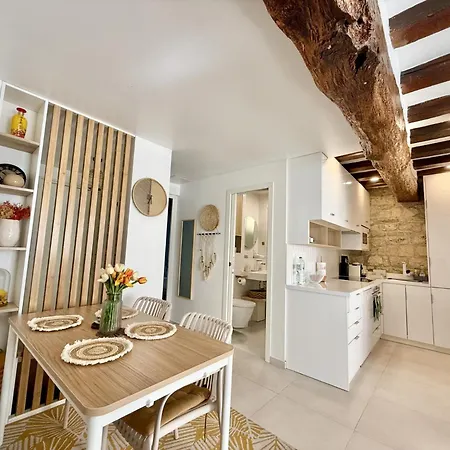 Апартаменты Center Near Notre Dame 2 Bedrooms With Balcony Париж