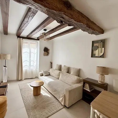 Апартаменты Center Near Notre Dame 2 Bedrooms With Balcony *