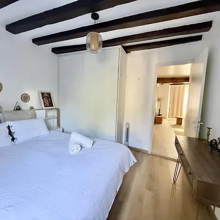 Center Near Notre Dame 2 Bedrooms With Balcony Апартаменты Париж