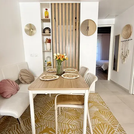 Апартаменты Center Near Notre Dame 2 Bedrooms With Balcony