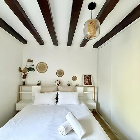 Center Near Notre Dame 2 Bedrooms With Balcony Апартаменты *